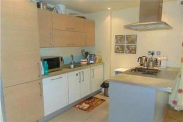  Image of 2 bedroom Flat to rent in Queen Mary Avenue London E18 at London, E18 2FP