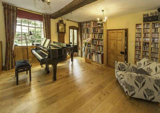  Image of 5 bedroom Detached house to rent in Radford Lane Wolverhampton WV3 at Radford Lane  Wolverhampton, WV3 8JT