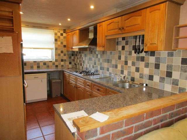  Image of 6 bedroom Semi-Detached house to rent in Raglan Avenue Worthing BN13 at Raglan Avenue  Worthing, BN13 2AW