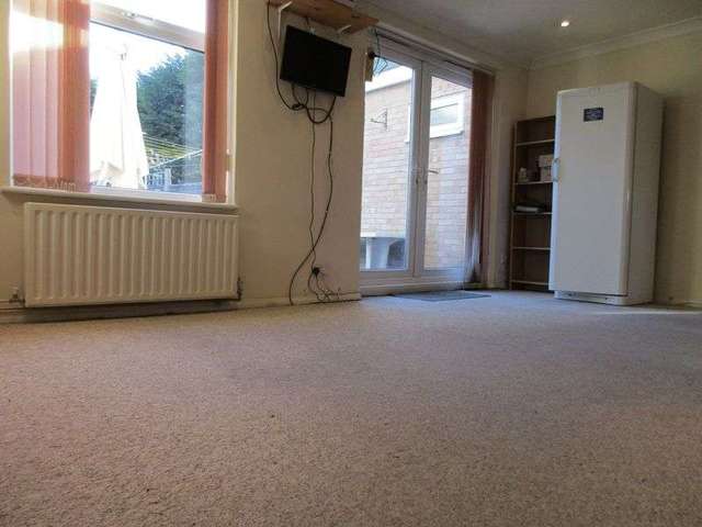  Image of 1 bedroom Property to rent in Raglan Avenue Worthing BN13 at Raglan Avenue  Worthing, BN13 2AW