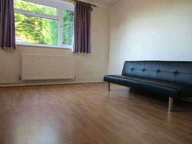  Image of 1 bedroom Property to rent in Raglan Avenue Worthing BN13 at Raglan Avenue  Worthing, BN13 2AW