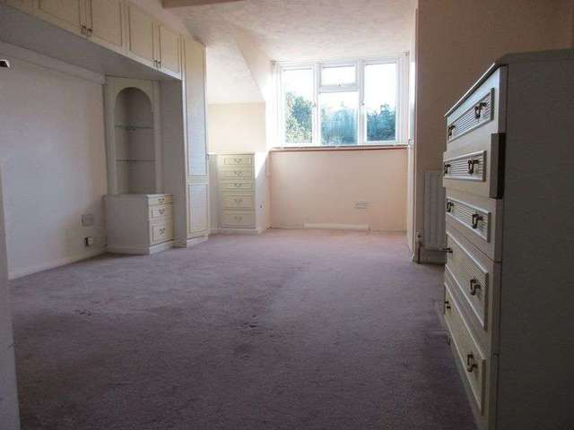  Image of 1 bedroom Property to rent in Raglan Avenue Worthing BN13 at Raglan Avenue  Worthing, BN13 2AW