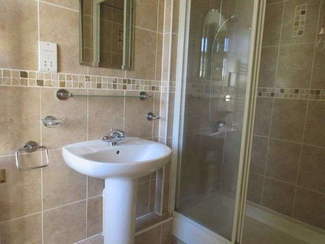  Image of 1 bedroom Property to rent in Raglan Avenue Worthing BN13 at Raglan Avenue  Worthing, BN13 2AW