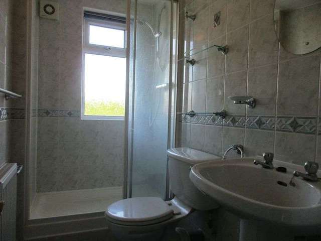  Image of 1 bedroom Property to rent in Raglan Avenue Worthing BN13 at Raglan Avenue  Worthing, BN13 2AW