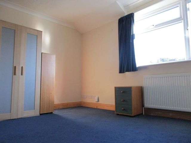  Image of 1 bedroom Property to rent in Raglan Avenue Worthing BN13 at Raglan Avenue  Worthing, BN13 2AW