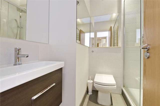  Image of 1 bedroom Flat to rent in Redcliffe Road London SW10 at Redcliffe Road  London, SW10 9NR