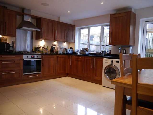  Image of 4 bedroom Town House to rent in Sailcloth Close Reading RG1 at Reading, RG1 2BG