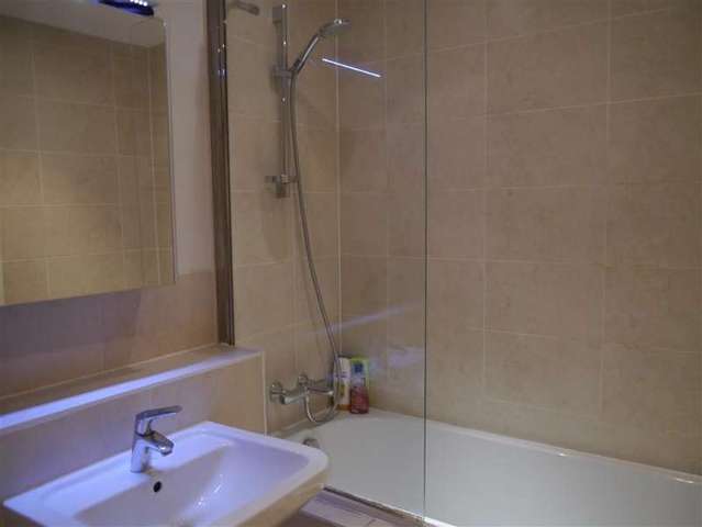  Image of 4 bedroom Town House to rent in Sailcloth Close Reading RG1 at Reading, RG1 2BG