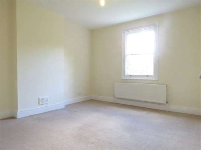  Image of 3 bedroom Flat to rent in South Croxted Road London SE21 at Dulwich, SE21 8BA