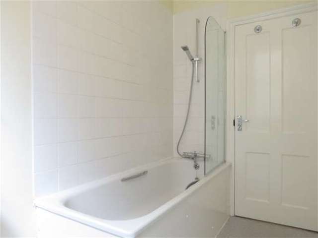  Image of 3 bedroom Flat to rent in South Croxted Road London SE21 at Dulwich, SE21 8BA