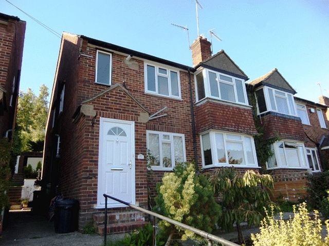  Image of 2 bedroom Flat to rent in South Drive Coulsdon CR5 at South Drive  Coulsdon, CR5 2BJ