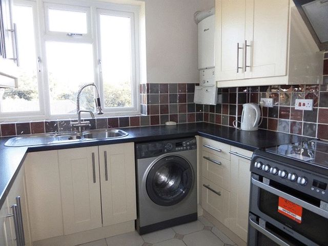  Image of 2 bedroom Flat to rent in South Drive Coulsdon CR5 at South Drive  Coulsdon, CR5 2BJ