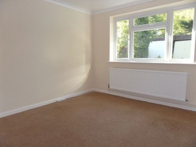  Image of 2 bedroom Flat to rent in South Drive Coulsdon CR5 at South Drive  Coulsdon, CR5 2BJ