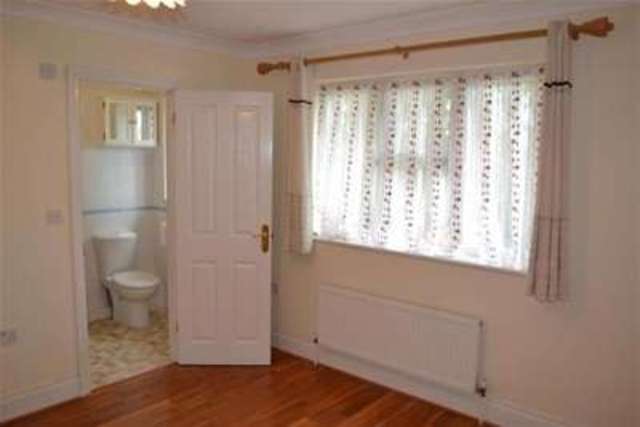  Image of 4 bedroom Property to rent in Stanford Gardens Lymington SO41 at Lymington, SO41 8JZ