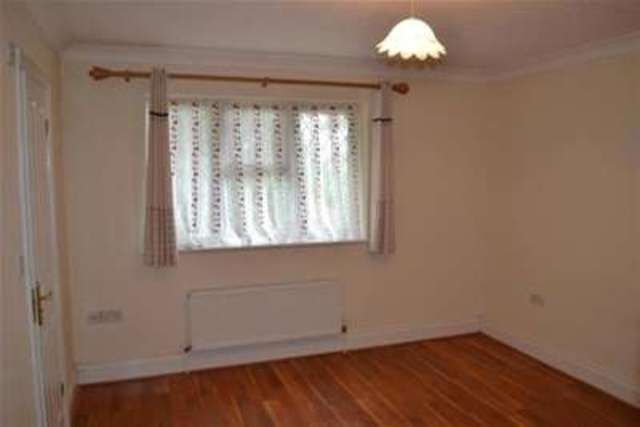  Image of 4 bedroom Property to rent in Stanford Gardens Lymington SO41 at Lymington, SO41 8JZ