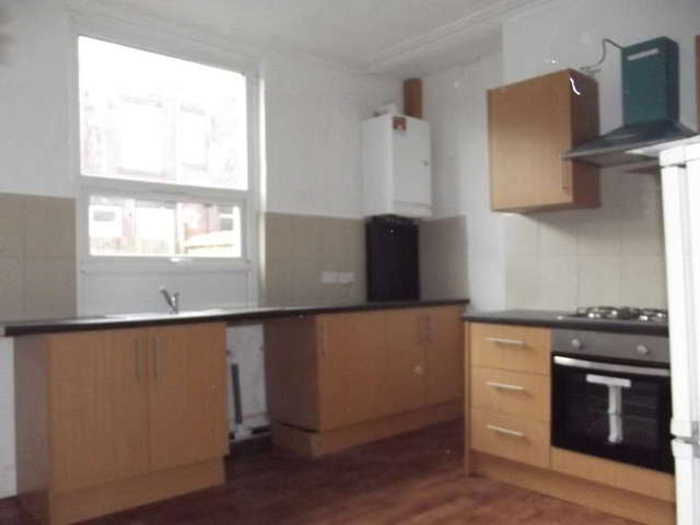  Image of 4 bedroom Terraced house to rent in Tempest Road Holbeck Leeds LS11 at Beeston Leeds West Yorkshire, LS11 7DH