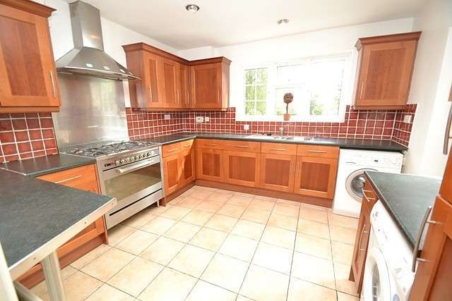  Image of 4 bedroom Detached house to rent in Calmore Road Calmore Southampton SO40 at Calmore Southampton, SO40 2RH