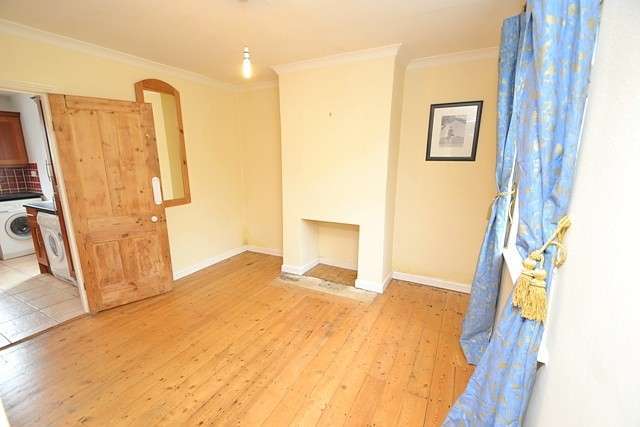  Image of 4 bedroom Detached house to rent in Calmore Road Calmore Southampton SO40 at Calmore Southampton, SO40 2RH