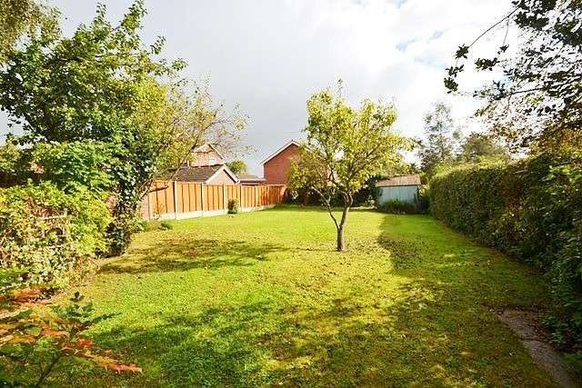 Image of 4 bedroom Detached house to rent in Calmore Road Calmore Southampton SO40 at Calmore Southampton, SO40 2RH