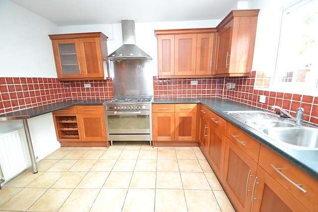  Image of 4 bedroom Detached house to rent in Calmore Road Calmore Southampton SO40 at Calmore Southampton, SO40 2RH