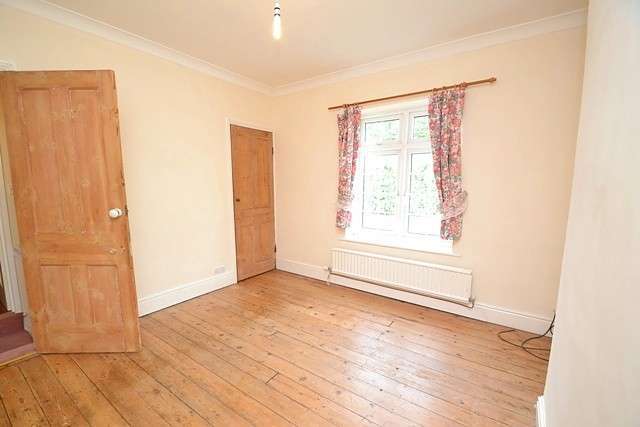  Image of 4 bedroom Detached house to rent in Calmore Road Calmore Southampton SO40 at Calmore Southampton, SO40 2RH