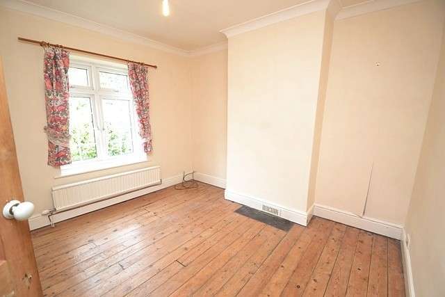  Image of 4 bedroom Detached house to rent in Calmore Road Calmore Southampton SO40 at Calmore Southampton, SO40 2RH