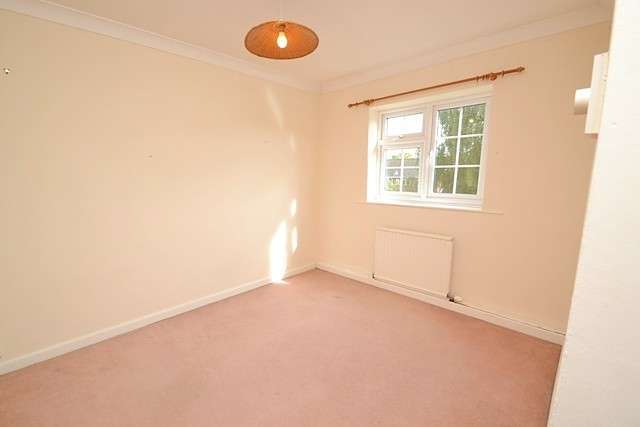  Image of 4 bedroom Detached house to rent in Calmore Road Calmore Southampton SO40 at Calmore Southampton, SO40 2RH