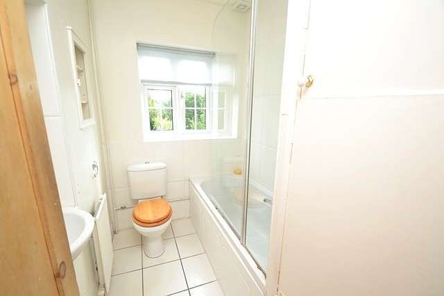  Image of 4 bedroom Detached house to rent in Calmore Road Calmore Southampton SO40 at Calmore Southampton, SO40 2RH