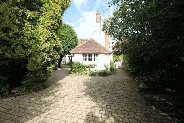  Image of 4 bedroom Detached house to rent in Upper Street Shere Guildford GU5 at Upper Street  Shere, GU5 9JE