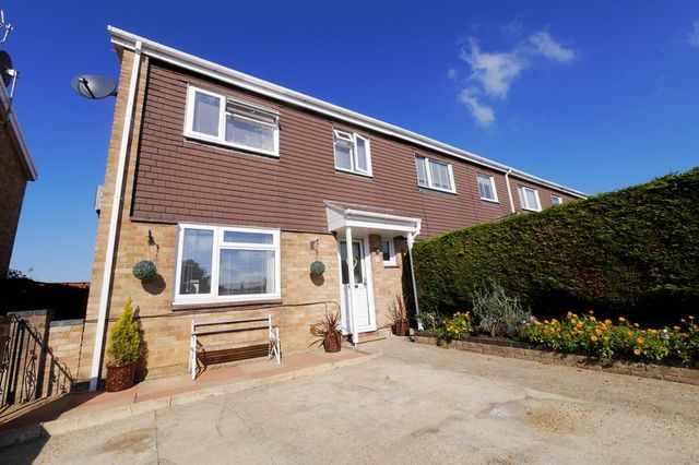  Image of 3 bedroom Terraced house for sale in Saxon Close Wallingford OX10 at Saxon Close  Wallingford, OX10 0SR