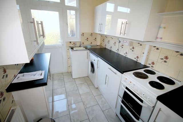  Image of 3 bedroom Terraced house to rent in Westbury Road Southend-on-Sea SS2 at Westbury Road  Southend-On-Sea, SS2 4DP