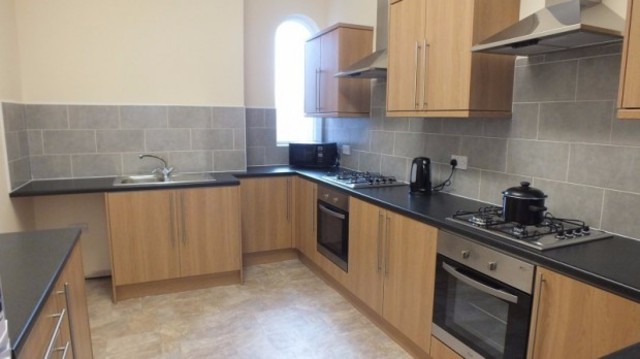  Image of Flat to rent in Harehills Avenue Leeds LS8 at Harehills Avenue  Leeds, LS8 4ET