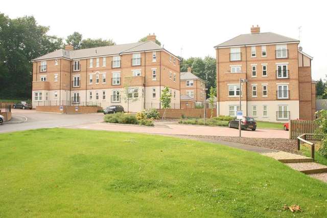  Image of 2 bedroom Apartment to rent in Adrian Close Hemel Hempstead HP1 at Adrian Close Boxmoor Hemel Hempstead, HP1 1AW