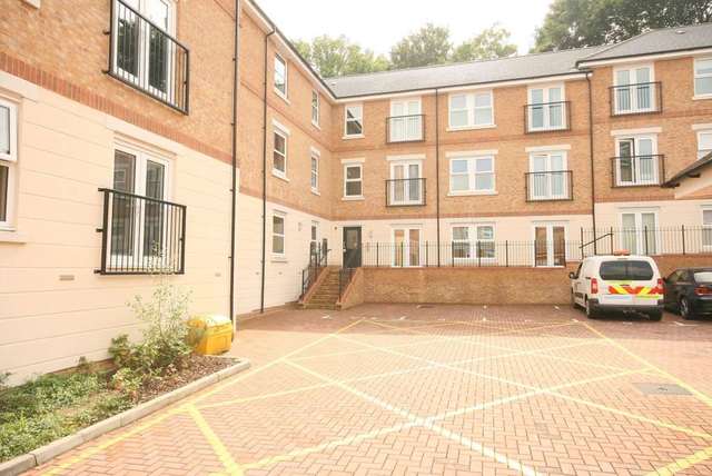  Image of 2 bedroom Apartment to rent in Adrian Close Hemel Hempstead HP1 at Adrian Close Boxmoor Hemel Hempstead, HP1 1AW