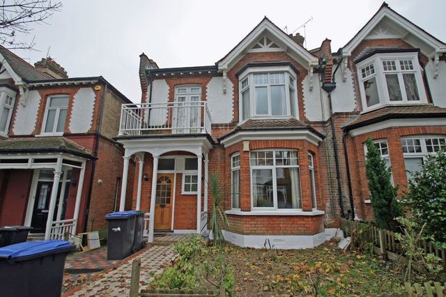  Image of 2 bedroom Barn Conversion to rent in Arlow Road London N21 at Arlow Road Winchmore Hill Winchmore Hill, N21 3JU