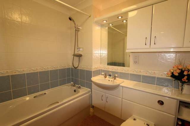  Image of 1 bedroom Retirement Property to rent in Bingham Road Addiscombe Croydon CR0 at Bingham Road  Shirley, CR0 7EX