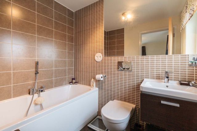  Image of 2 bedroom Flat to rent in Broughton Road Edinburgh EH7 at Leith Edinburgh Edinburgh, EH7 4QN