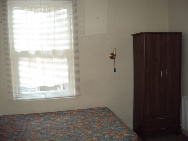  Image of 1 bedroom Studio flat to rent in Broxholme Lane Doncaster DN1 at Broxholme Lane - Flat 5  Doncaster, DN1 2LW
