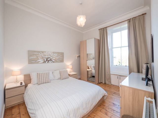  Image of 1 bedroom Flat to rent in Brunton Terrace Edinburgh EH7 at Calton Hill Edinburgh Edinburgh, EH7 5EH