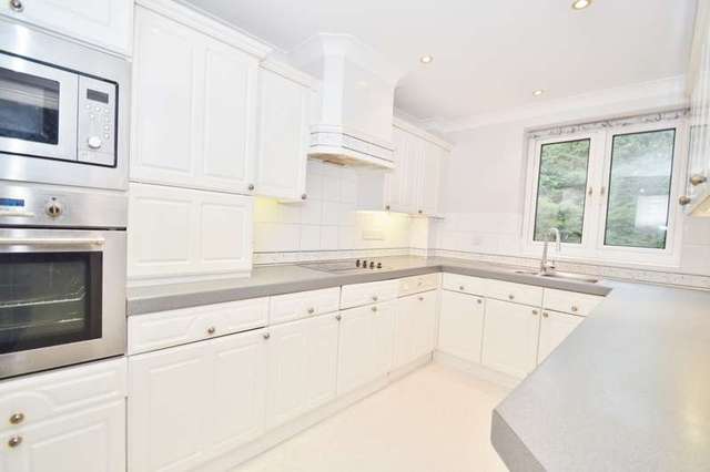 Image of 2 bedroom Flat to rent in Haven Road Canford Cliffs Poole BH13 at Haven Road  Poole, BH13 7LU