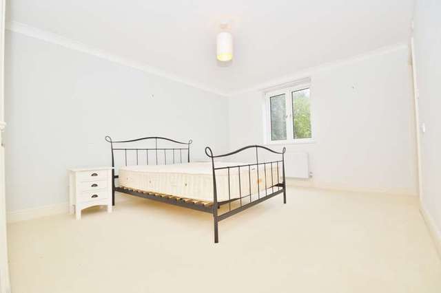  Image of 2 bedroom Flat to rent in Haven Road Canford Cliffs Poole BH13 at Haven Road  Poole, BH13 7LU