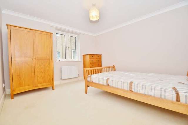  Image of 2 bedroom Flat to rent in Haven Road Canford Cliffs Poole BH13 at Haven Road  Poole, BH13 7LU