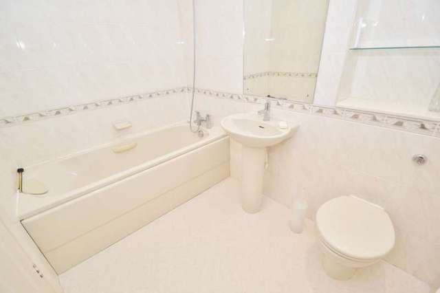 Image of 2 bedroom Flat to rent in Haven Road Canford Cliffs Poole BH13 at Haven Road  Poole, BH13 7LU
