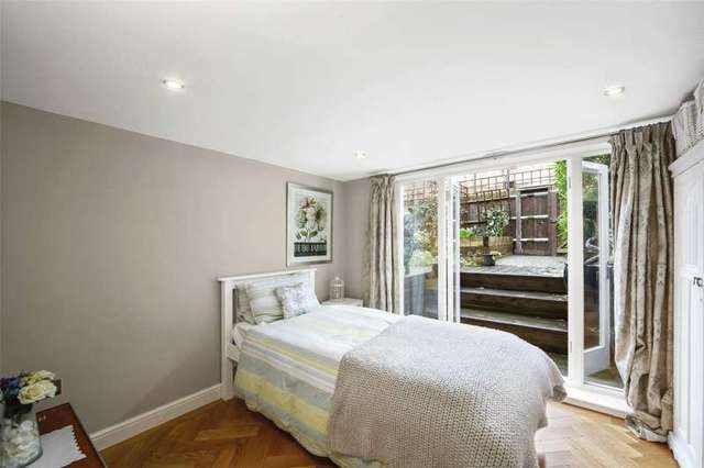  Image of 3 bedroom Flat for sale in Cavendish Road London SW12 at London  Clapham South, SW12 0BL