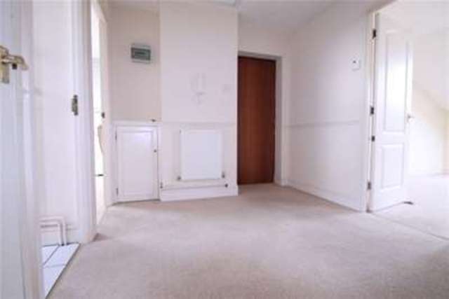  Image of 1 bedroom Flat to rent in Chapel Road Redhill RH1 at Redhill, RH1 1HH