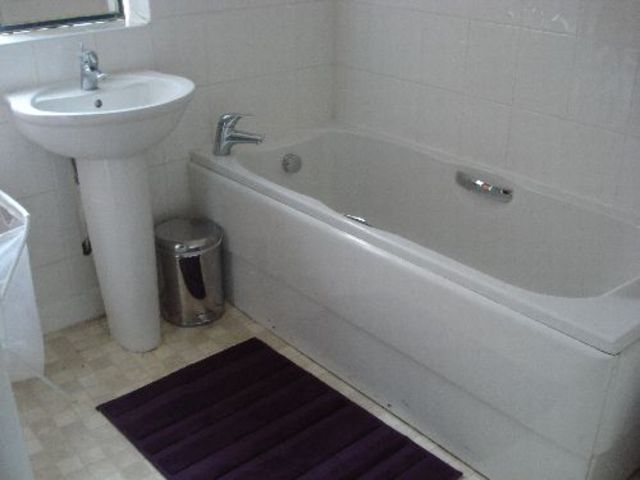  Image of 4 bedroom House Share to rent in Church Grove Lenton Nottingham NG7 at Lenton Nottinghamshire Lenton, NG7 2FG