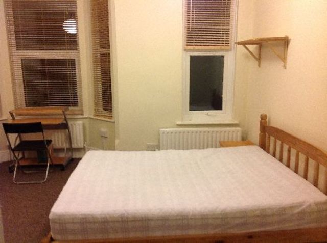  Image of 4 bedroom House Share to rent in Church Grove Lenton Nottingham NG7 at Lenton Nottinghamshire Lenton, NG7 2FG
