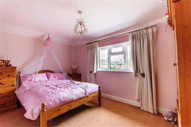  Image of 4 bedroom Detached house to rent in Cottenham Road Histon Cambridge CB24 at Histon  Histon, CB24 9ES