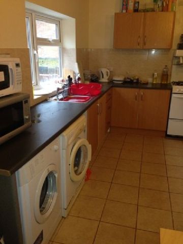  Image of 6 bedroom House Share to rent in Derby Grove Nottingham NG7 at Lenton Nottinghamshire Lenton, NG7 1PE
