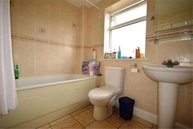  Image of 4 bedroom Detached house to rent in Derwent Close Cambridge CB1 at Cambridge  Cherry Hinton, CB1 8DY